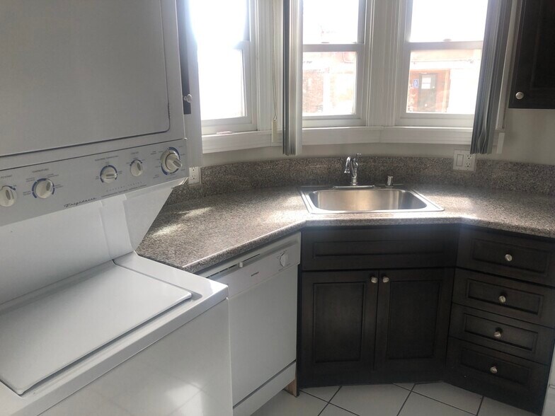 Kitchen - 1250 Edris Dr