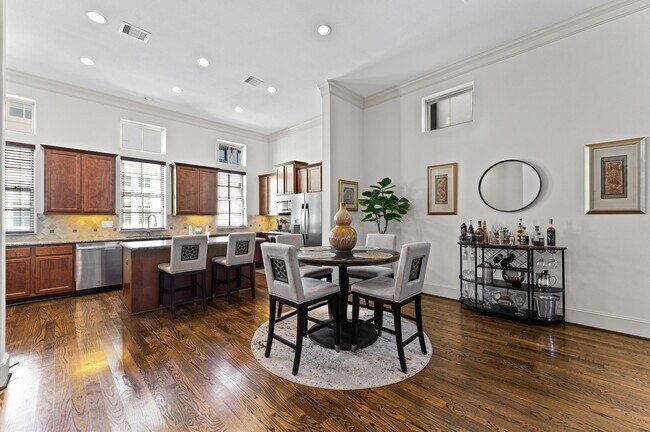 Building Photo - 1139 W 21st St