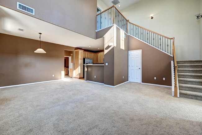 Building Photo - $2,675 - 2 Bed, 2 Bath Updated Condo in Hi...