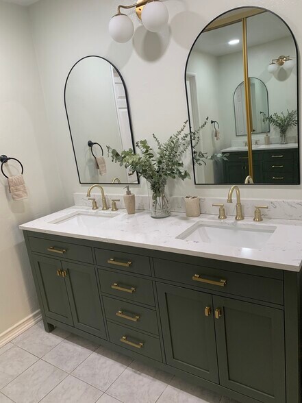 master bathroom - 511 N Jackson St