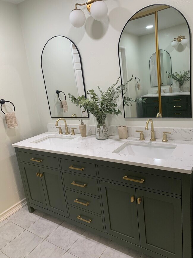 master bathroom - 511 N Jackson St