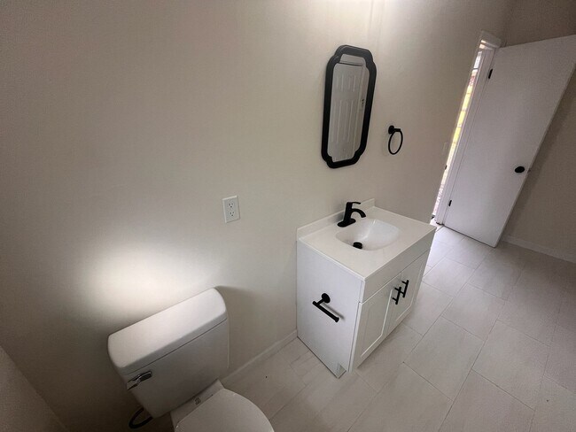 Building Photo - 1/1 Studio/Efficiency in Avondale