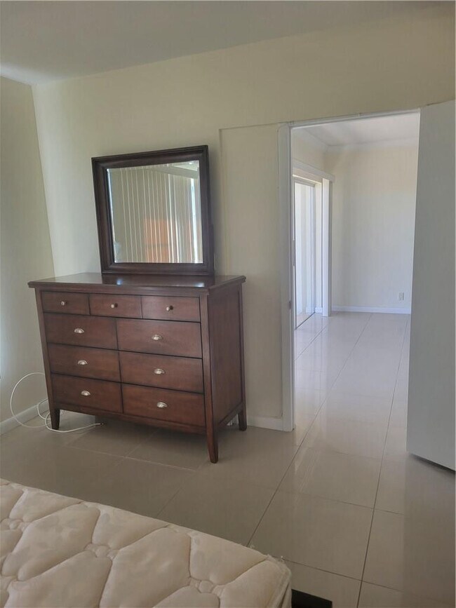 Building Photo - 3050 N Palm Aire Dr