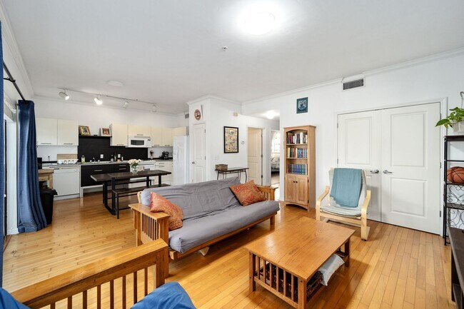 Building Photo - Stylish 2/1 condo in downtown Gainesville w/ parking and laundry