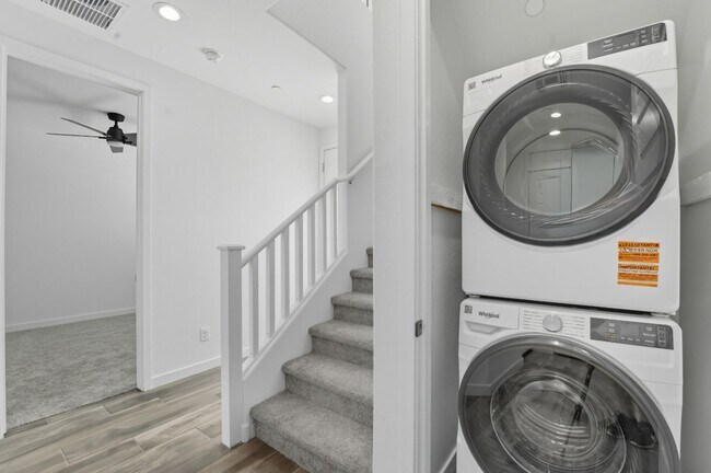 Building Photo - Like Brand New Luxurious Modern 3 Bedroom 2 Bath Townhome in Warner Meadow – Rare Rental Opportun...