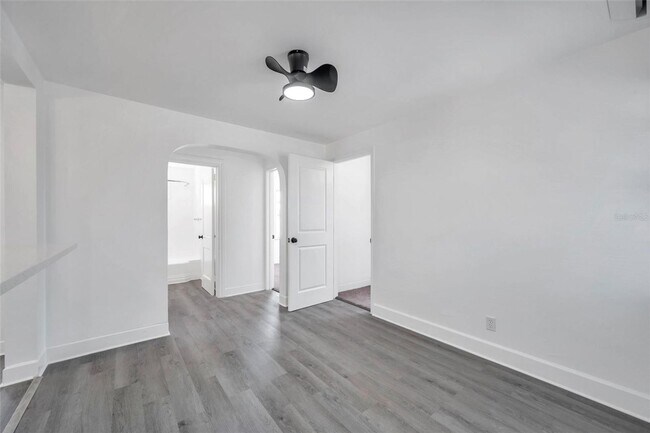 Building Photo - Gorgeous 2 bedroom 1 bath apartment