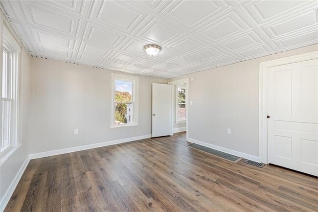 Building Photo - 212 Penn St