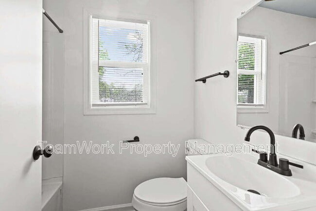 Building Photo - 3012 Azalea Dr