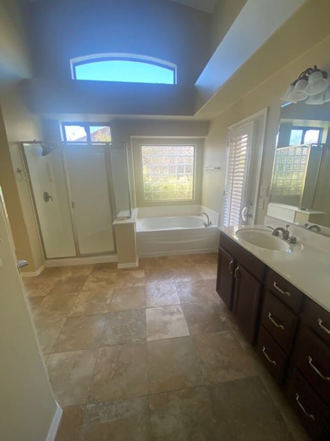 Building Photo - Luxury Living - River and Oracle