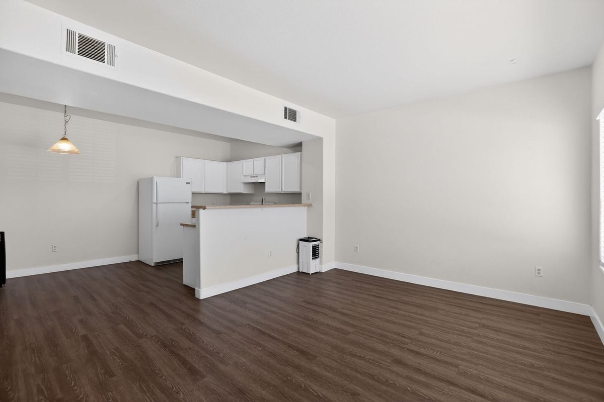 Building Photo - 2060 Rancho Lake Dr