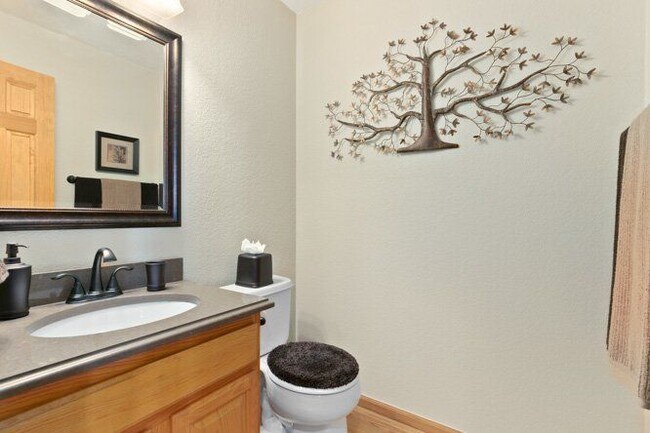 Building Photo - 829 W Sparrow Hawk Dr