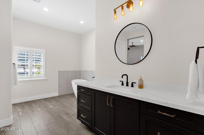 Building Photo - 856 W Quail Cir