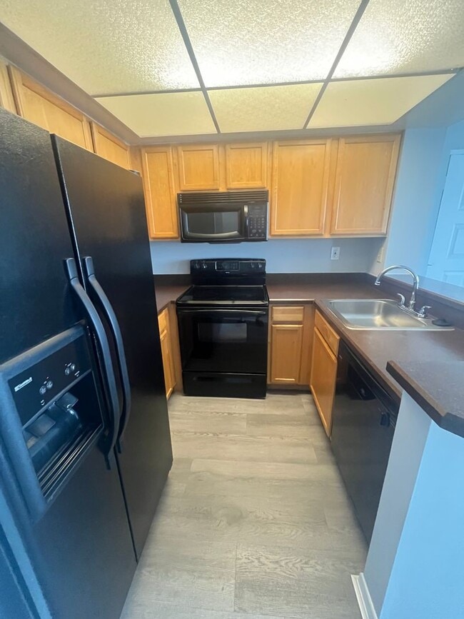 Building Photo - ONE BEDROOM ONE BATHROOM WITH LAKEVIEW!!!