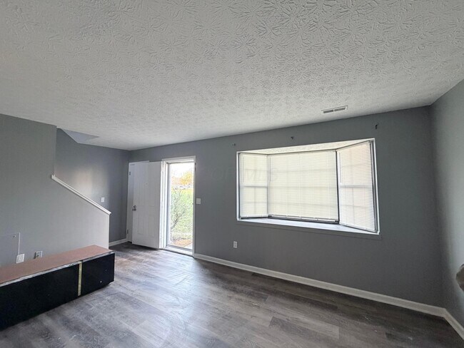 Building Photo - 955 Cross Country Dr