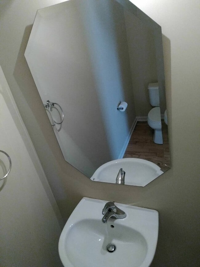 Building Photo - Spacious 4 Bedroom, 2.5 Bathroom Home!