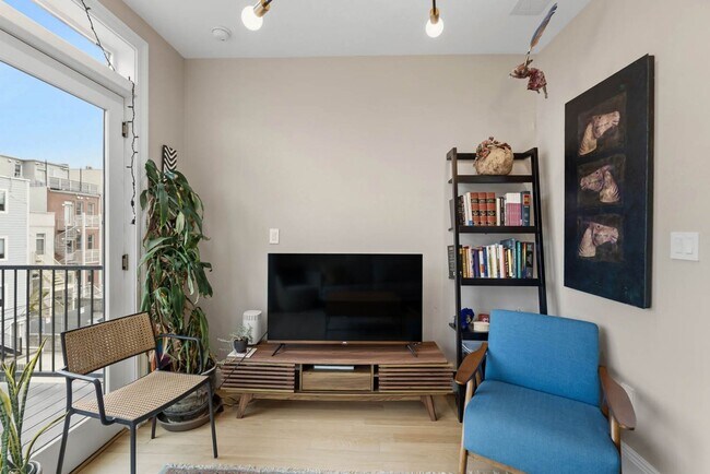 Building Photo - Mt Vernon Square Penthouse Condo