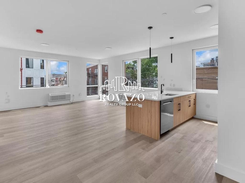 Building Photo - 39 Madison St