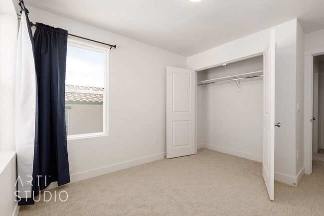 Building Photo - 3 Bedroom, 2.5 Bathroom Townhome in Auburn...