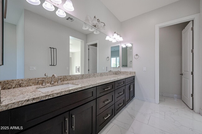 Building Photo - 6327 E Dixileta Dr