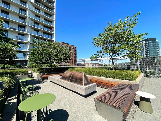 Building Photo - Spacious Vista Pearl Condo with Bonus Den, Stunning Views and Fabulous Amenities