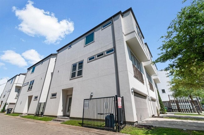 Building Photo - 411 N Nagle St