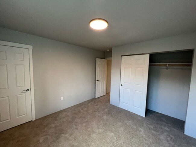Building Photo - 2 BEDROOM/ 2 LEVELS TOWNHOME (Down the hill in front of Taco Bell in Phoenix Oregon)