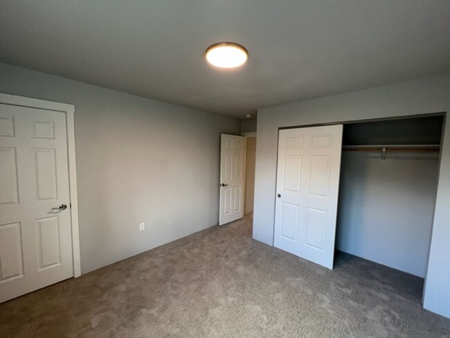 Building Photo - 2 BEDROOM/ 2 LEVELS TOWNHOME