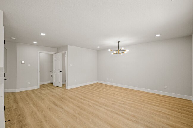 Building Photo - BEAUTIFUL 4 BEDROOM PROPERTY LOCATED IN BU...