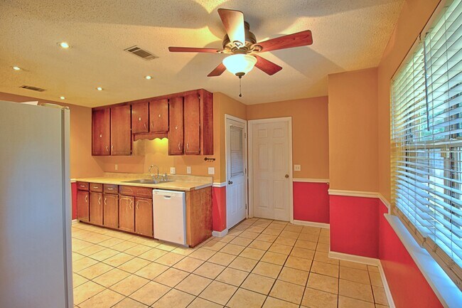 Building Photo - 948 Wedgewood Way