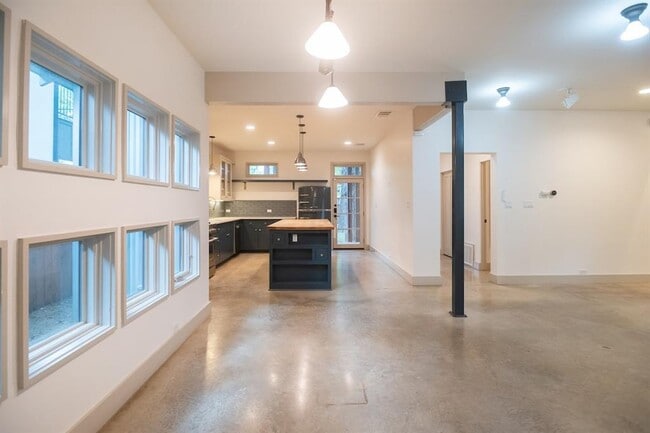 Building Photo - 610 W Live Oak St