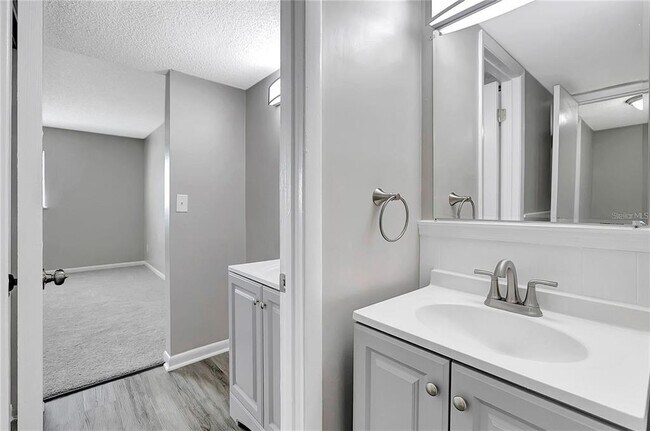 Building Photo - 709 Russell Ln