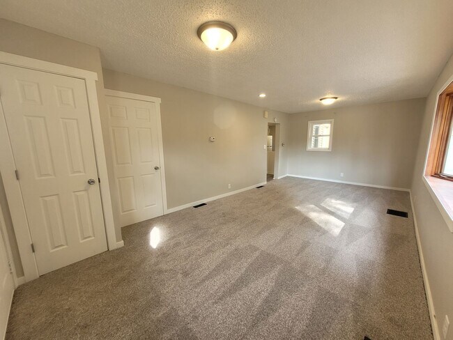 Building Photo - 1 Bedroom, 1 Bathroom Home near Iowa State Fairgrounds