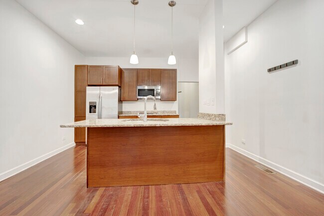 Building Photo - 1010 W Dakin St