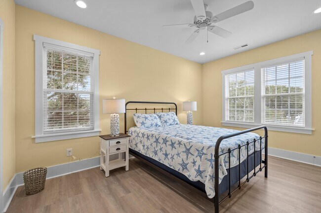 Building Photo - 5603 Sound Dr