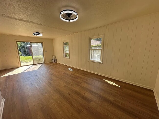 Building Photo - 352 Henson Dr
