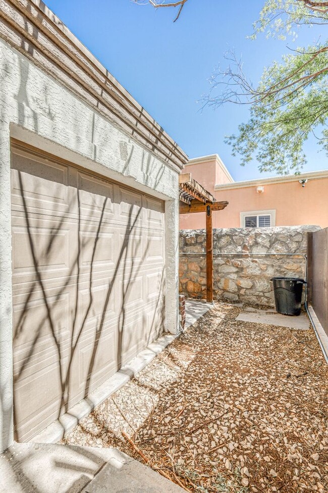 Building Photo - 5948 Anapaula Dr
