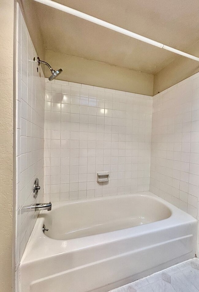 Building Photo - 2 Bed / 1.5 60-01 Redmond Townhouse $2,695/mo