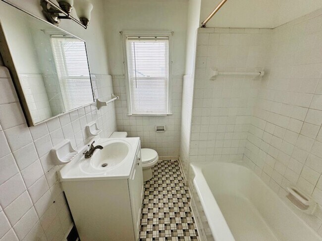 Building Photo - 3 Bedroom 1 Bath 2 Car Garage Welcome Sect...