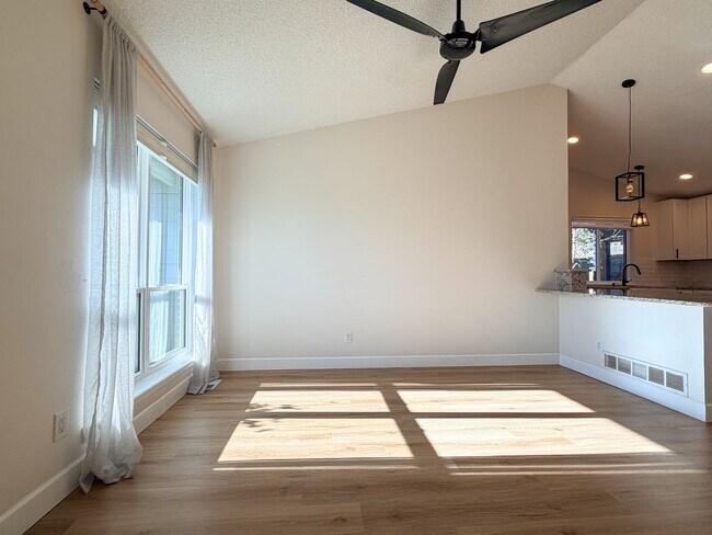 Building Photo - Updated Single-Family Home in Centennial!