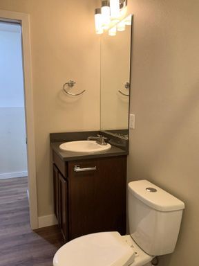 Building Photo - Spring into this 2bed+den in Northgate