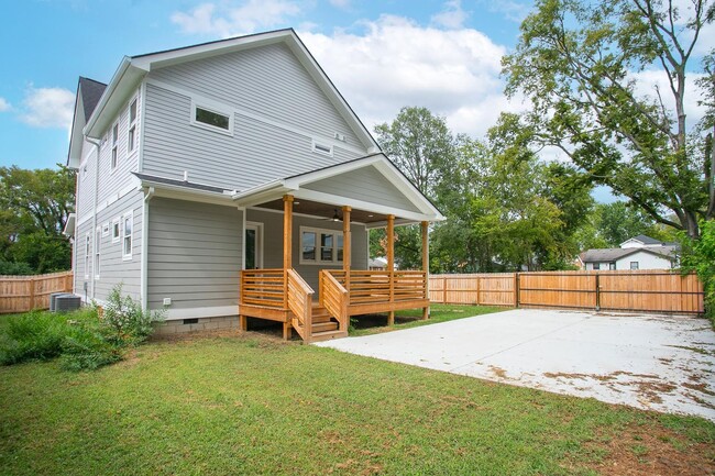 Building Photo - Gorgeous Home Minutes Away from Downtown N...