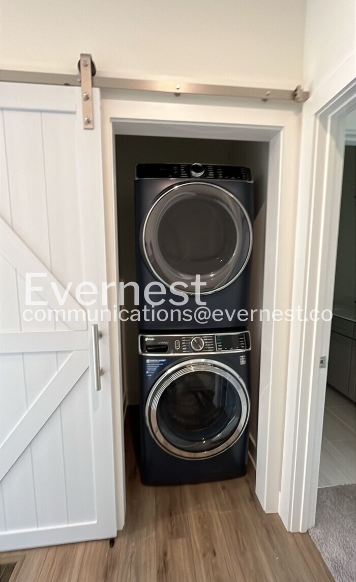 Building Photo - 724 Belletrace Cir