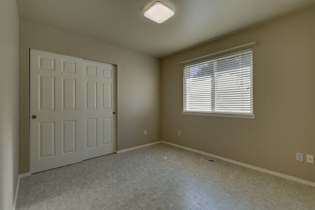 Building Photo - Shoreline Rambler Available NOW! 4 Bed 2 Bath w/spacious backyard!