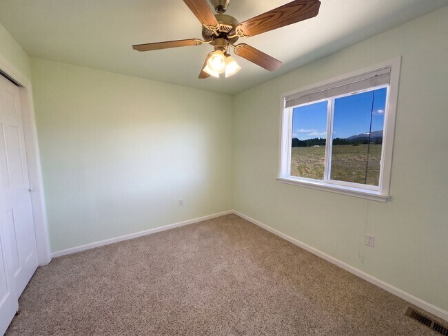 Building Photo - Foxtail Pines! 5 acres! Open floor plan!