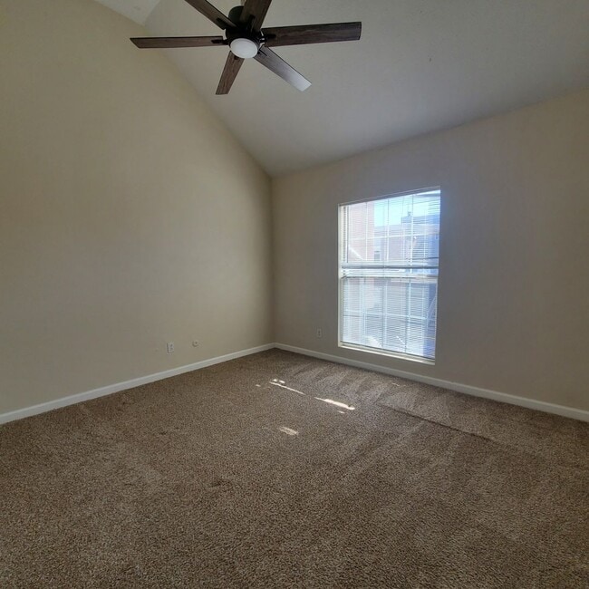 Building Photo - 2 Bedroom Townhome with Pool and Clubhouse/Centrally Located!!