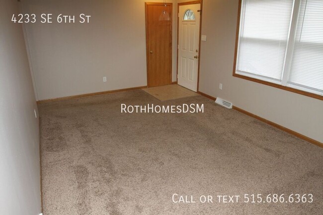 Building Photo - 3 bedroom 2 bath with attached garage Full...