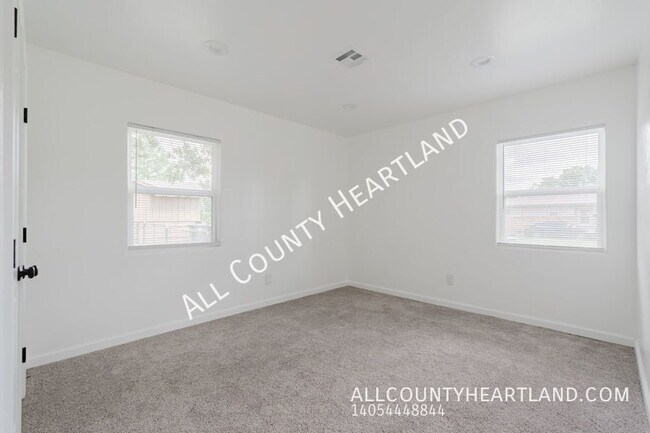 Building Photo - 2100 N Redmond Ave