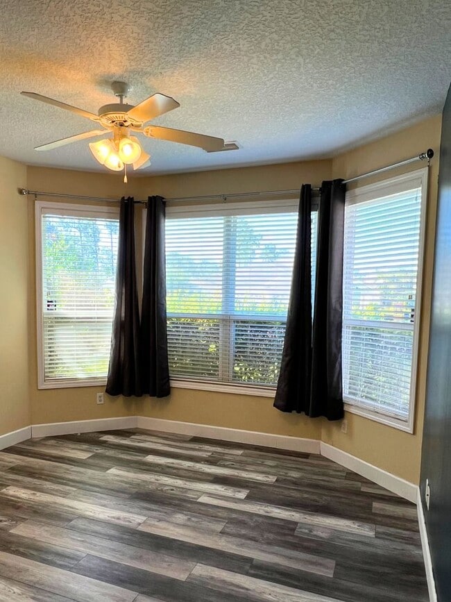 Building Photo - Rare find! 4/2 in Laurel Island