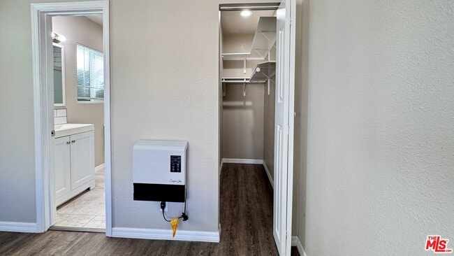 Building Photo - 6117 1/2 S Victoria Ave