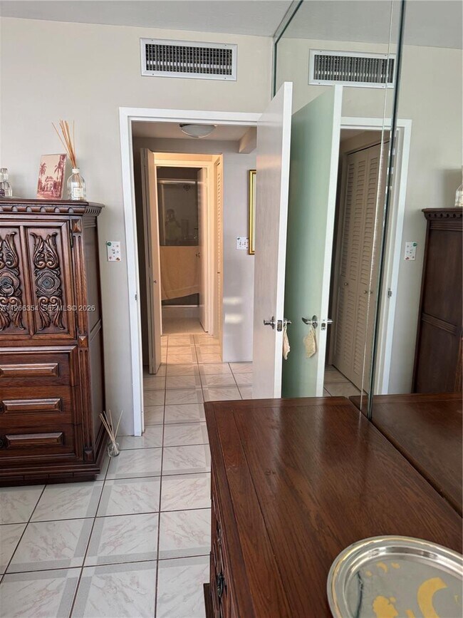 Building Photo - 2899 Collins Ave